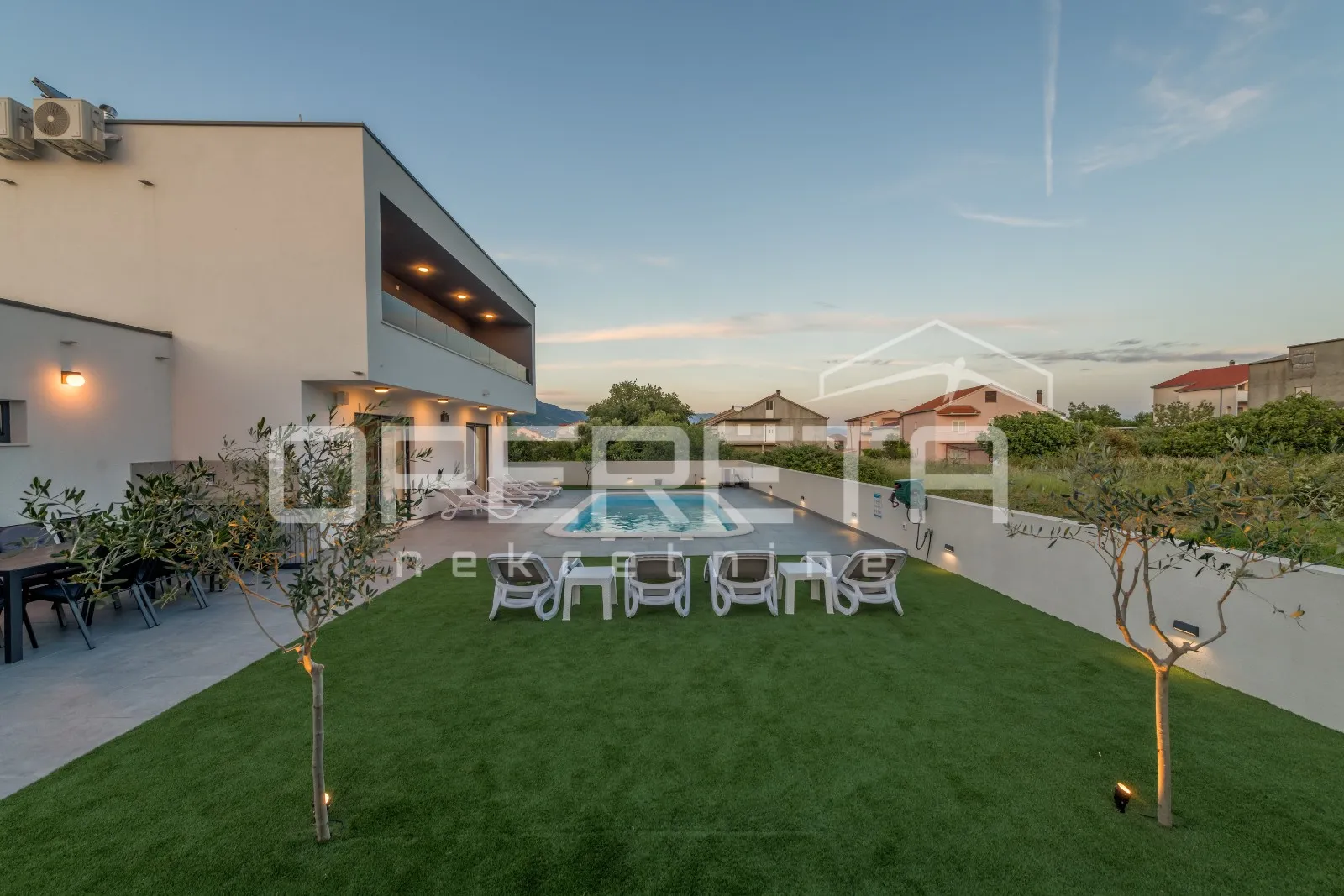 Novoizgrađena moderna vila s garažom i bazenom, Kaštel Novi - cover