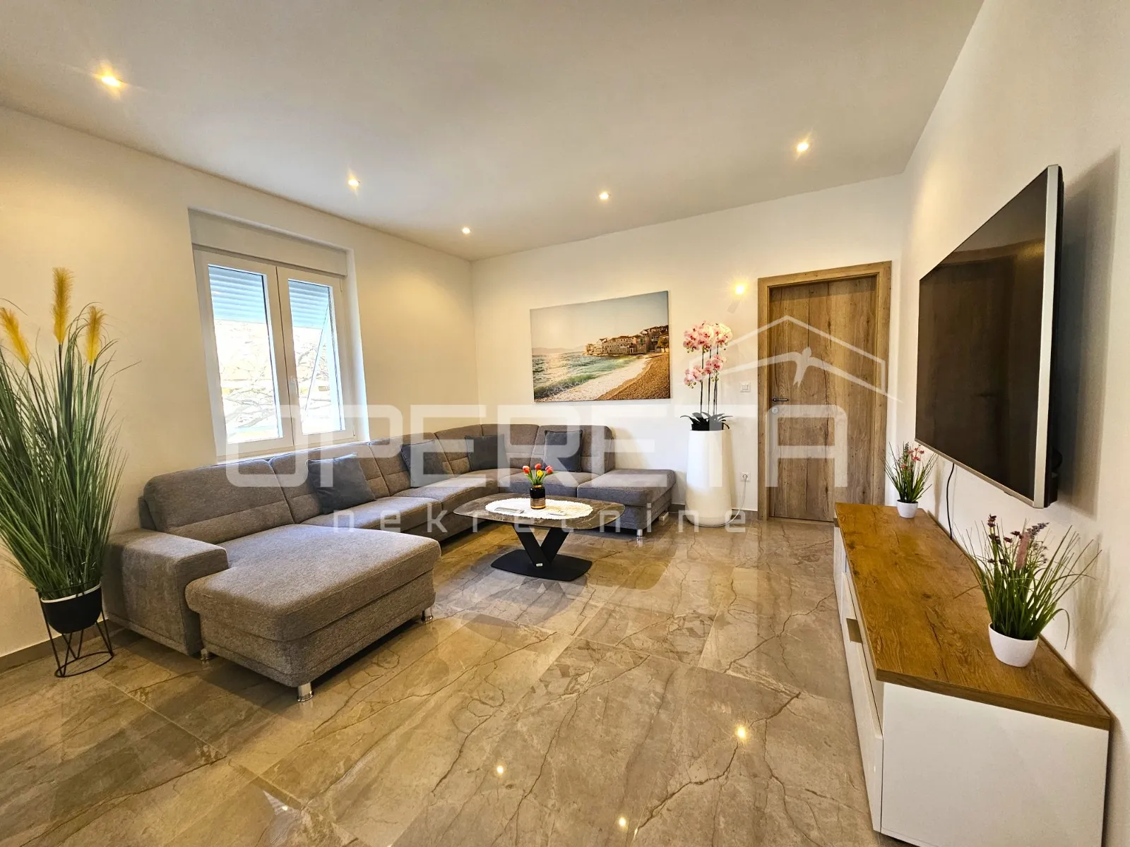 Moderan i renoviran stan 57,26 m2, centar Šestanovca - cover