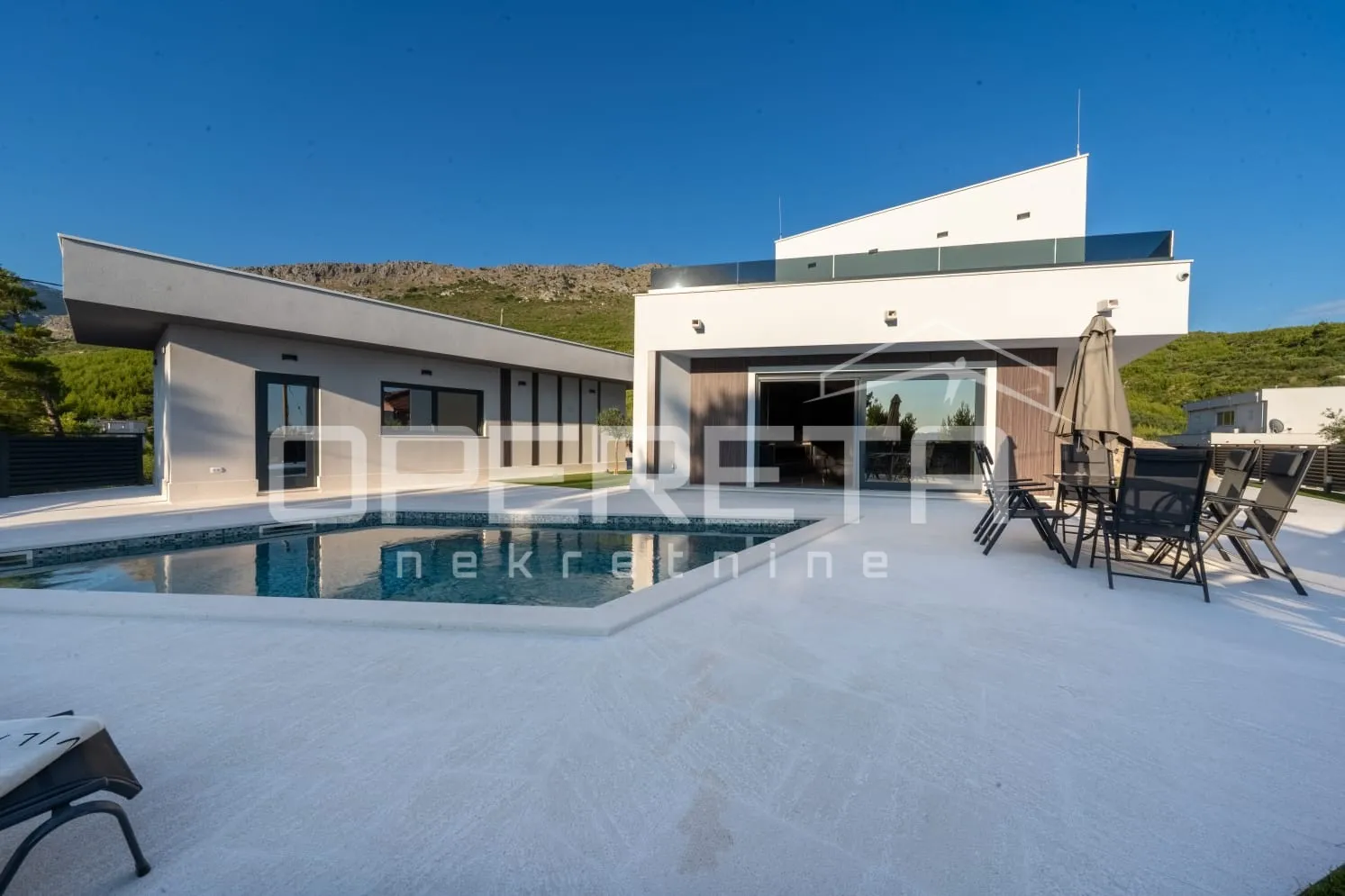 Stobreč nova luksuzna vila s bazenom i pogledom na more, blizina Splita - cover