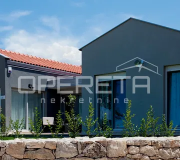 Istra, Poreč, simpatična prizemnica sa bazenom, mirna lokacija - cover