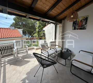 Kuća na Jadriji s dva apartmana, 40 m od plaže! - cover