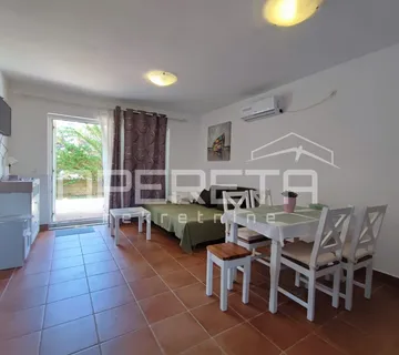 Prilika – Apartman par koraka do mora, gradska voda i kanalizacija, Vir