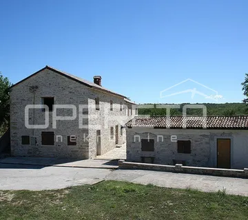 Buje, Kaštel - imanje 1909 m2 s ugostiteljskom namjenom i smještajem