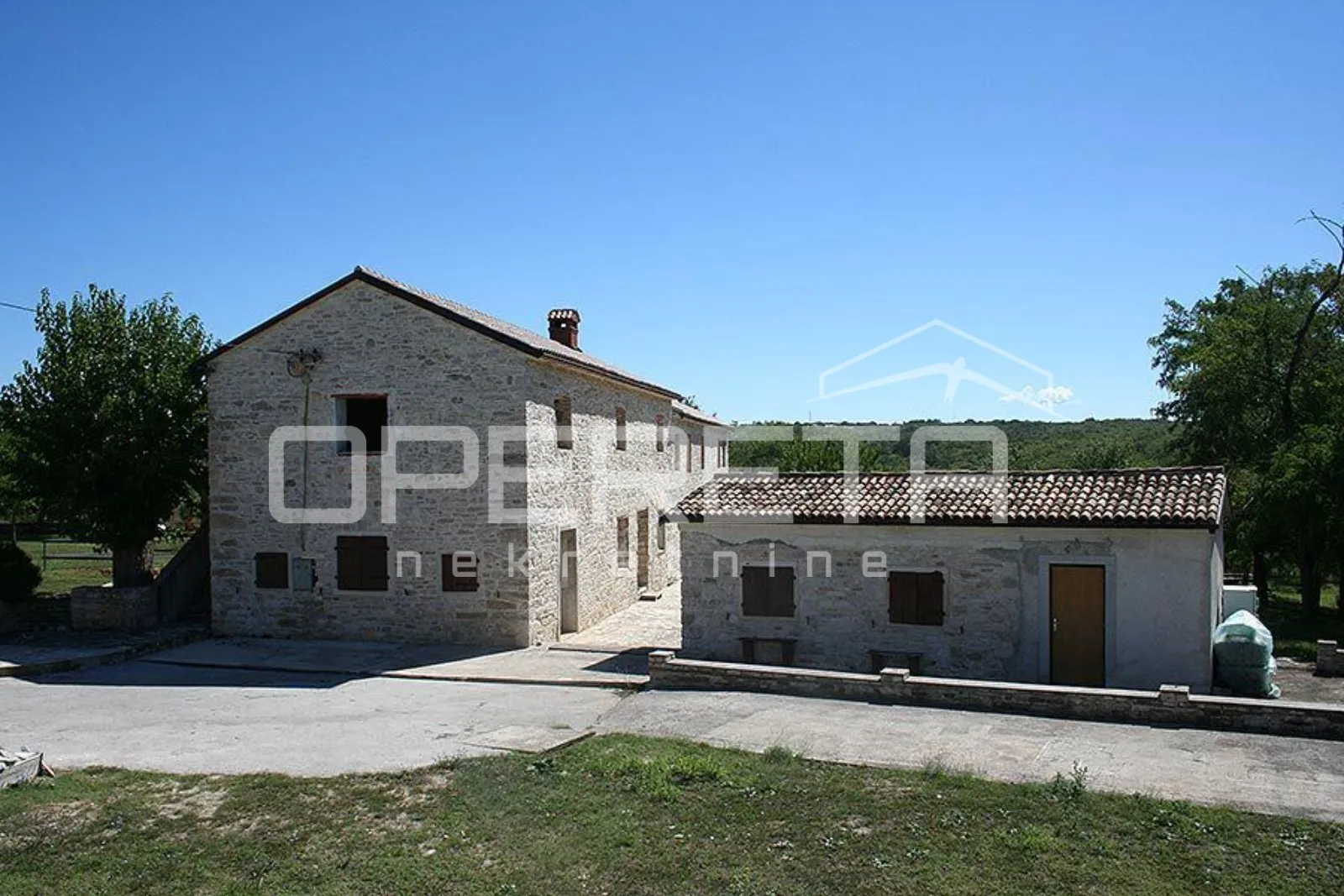 Buje, Kaštel - imanje 1909 m2 s ugostiteljskom namjenom i smještajem - cover