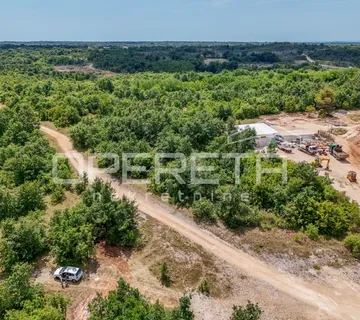 Bibići – Industrijsko zemljište I1, 2.377 m² s infrastrukturom i pristupom - cover
