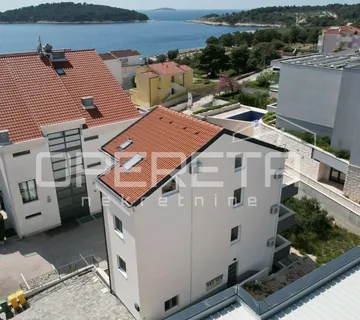Kuća s 5 stanova, 90 m od mora, Rogoznica