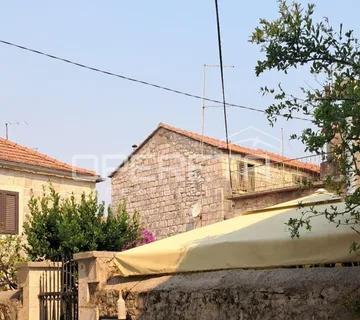 Tradicionalna kamena kuća na tri etaže u blizini mora - cover