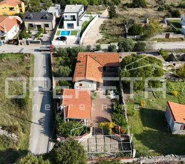 Zadar, Crno - Kamena kuća s konobom i velikom okućnicom - cover