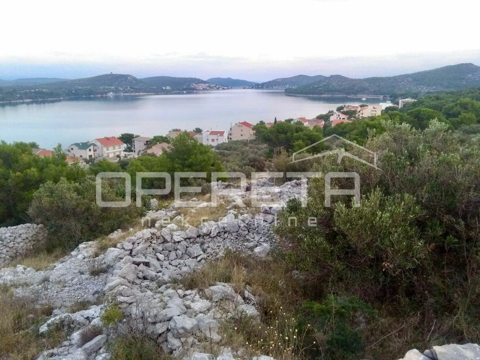 Građevinsko zemljište s pogledom na more – Betina, 150 m od obale! - cover