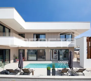 Istra, Fažana – samostojeća vila s bazenom, 50 m od plaže, 4 spavaće sobe, 322 m