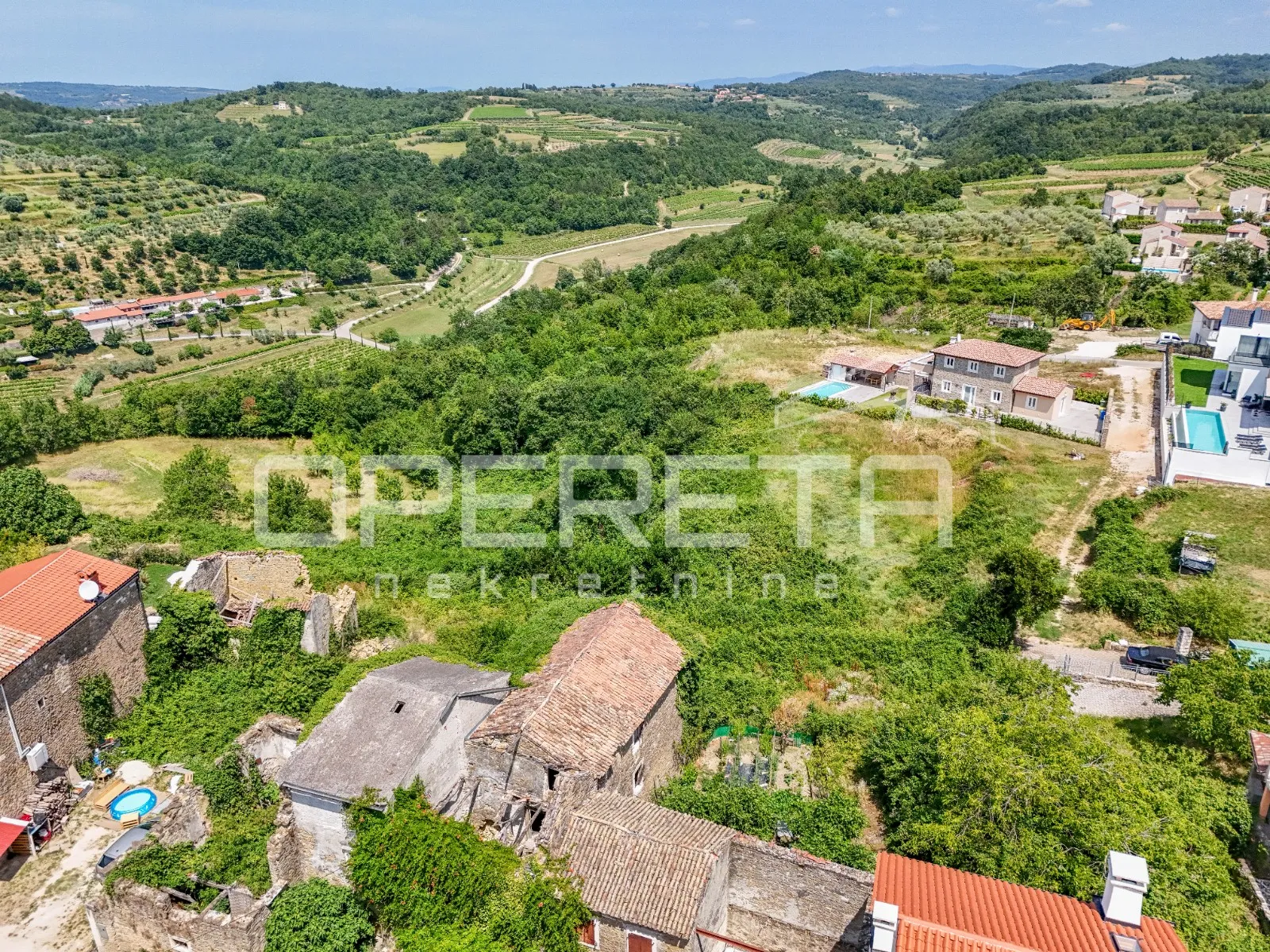 Istra, Momjan-građevinsko zemljište s ruševinom - cover