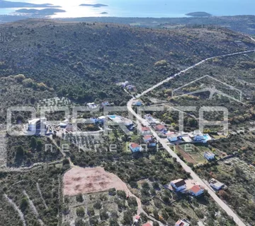 Zemljište u Primoštenu s panoramskim pogledom na more- idealno za gradnju vile - cover