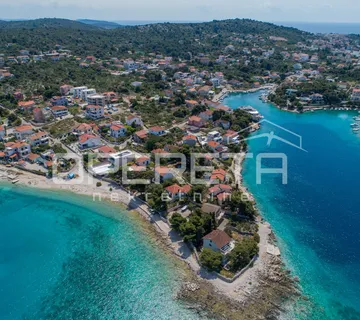 Građevinska parcela u Ražnju, 100 m od mora, otvoren pogled, 1.445 m2 - cover