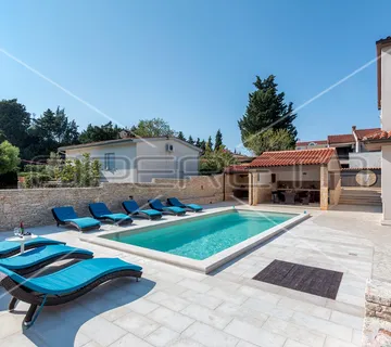 Apartmanska kuća s bazenom na top lokaciji u Puli - Premantura, Medulin