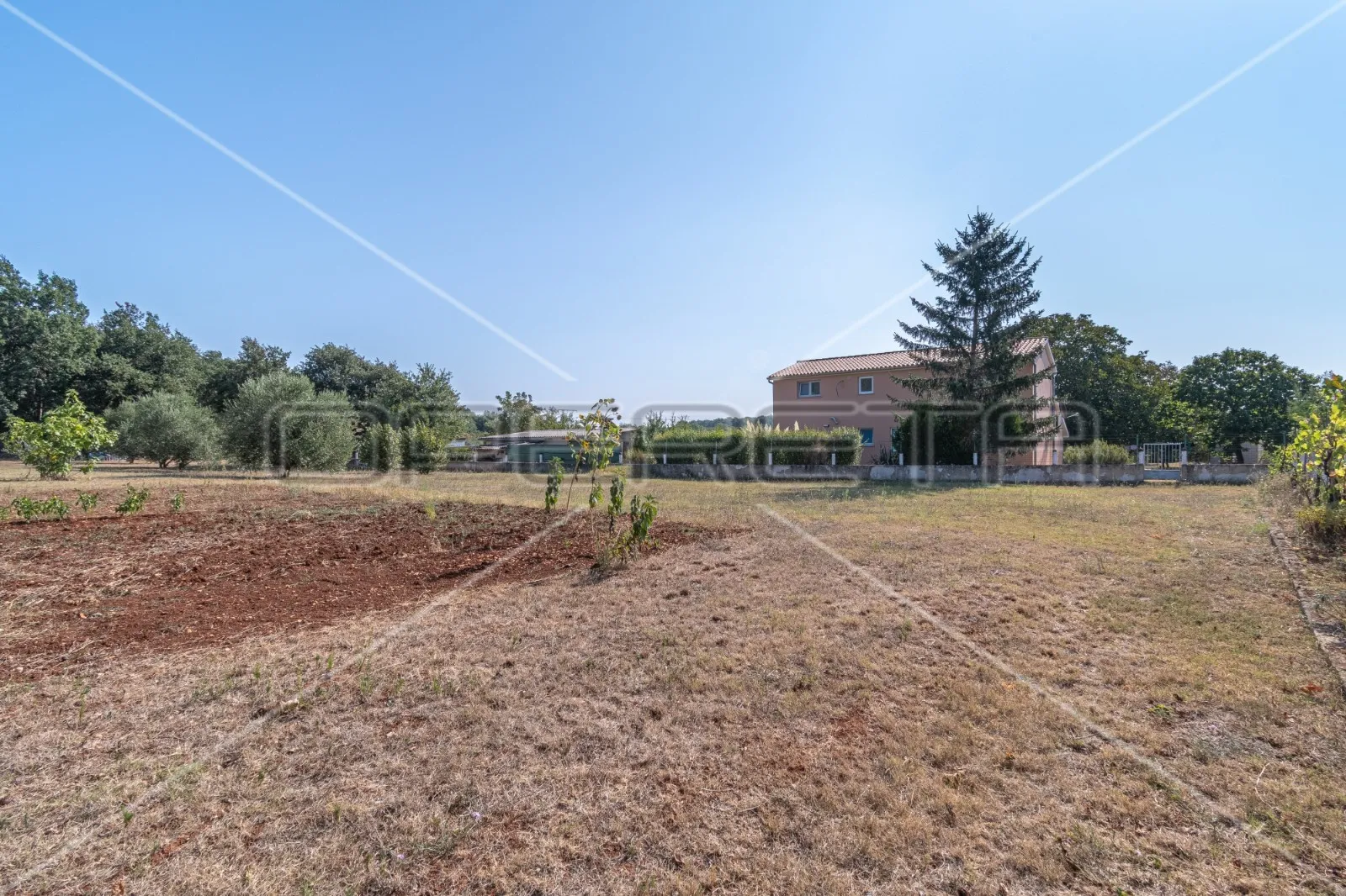Građevinsko zemljište Loborika 584m2, 6km od Pule - cover