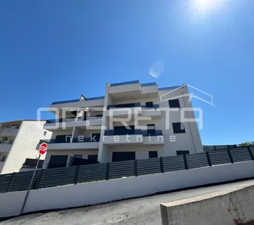 Sunčan dvosoban stan s krovnom terasom (64 m²) – 2 min od plaže, Okrug Gornji - cover