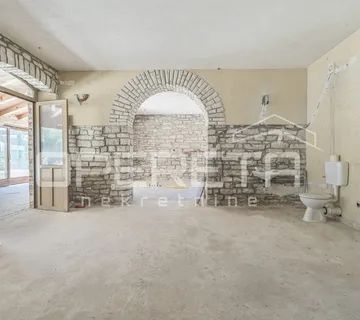 Istra, Kanfanar, poslovni prostor na frekventnoj lokaciji, prilika za investicij - cover