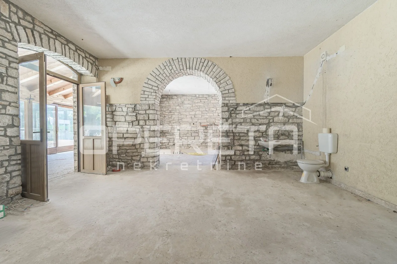 Istra, Kanfanar, poslovni prostor na frekventnoj lokaciji, prilika za investicij - cover