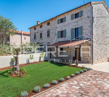 Istra, Poreč okolica- kamena kuća s bazenom, pogledom na more i velikom okućnico