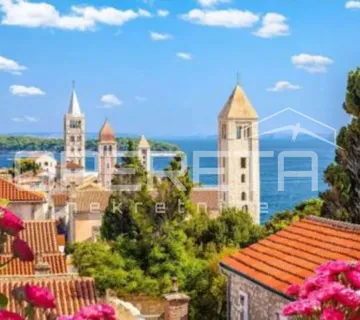 Rab, Stari grad, renovirana kamena kuća s terasom