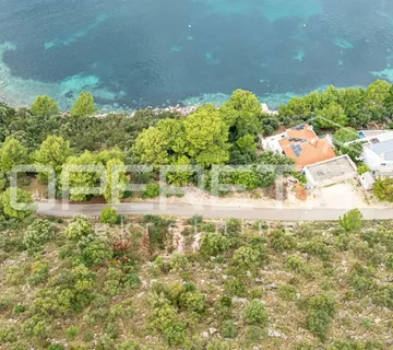 Ekskluzivno zemljište 507 m2 u drugom redu od mora – Lastovo