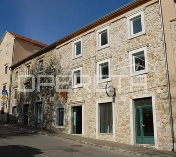 Kuća s dva stana i velikim vrtom u centru Drniša - cover