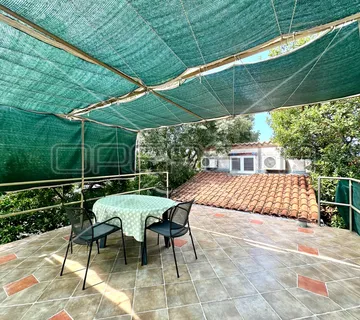Kuća s konobom i prostranim dvorištem u Murteru, 80,57 m2 - Murter, Murter-Kornati