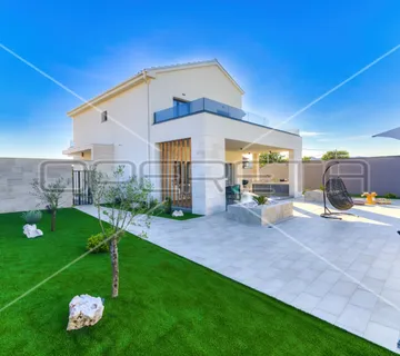 LUKSUZNA VILA S BAZENOM U NOVOM VINODOLSKOM! - cover
