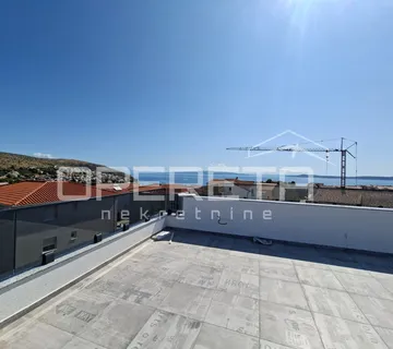 Novoizgrađeni dvosobni apartman, krovna terasa, pogled na more, Okrug - cover