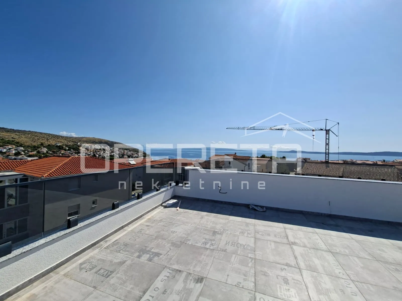 Novoizgrađeni dvosobni apartman, krovna terasa, pogled na more, Okrug - cover