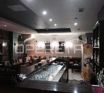 Lokal s terasom na frekventnoj lokaciji - Centar