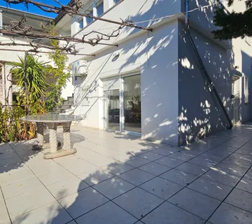Novalja – Trosobni apartman 80 m² u prizemlju s terasom, 500 m od mora - cover