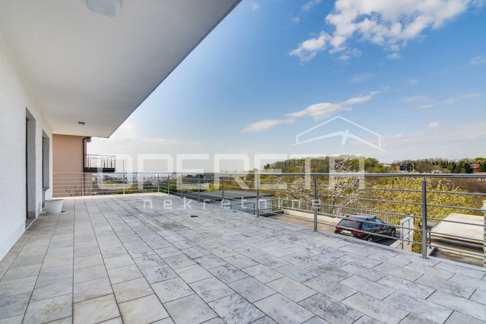 Pantovčak - poslovna zgrada ( 529m2) s pomočnim objektom 200m2, najam - cover