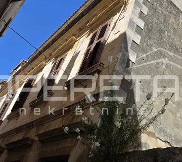Stambeno - Poslovna Zgrada S Pravomoćnom Građevinskom Dozvolom Za Rekonstrukciju - Vis