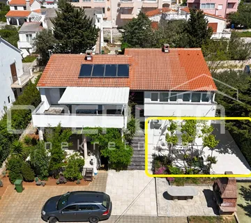 Novalja – Trosobni apartman 80 m² u prizemlju s terasom, 500 m od mora
