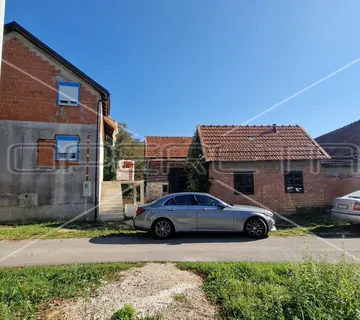 Seosko imanje, kuća s 3 gospodarska objekta, okućnica, Brinje, 235 m2