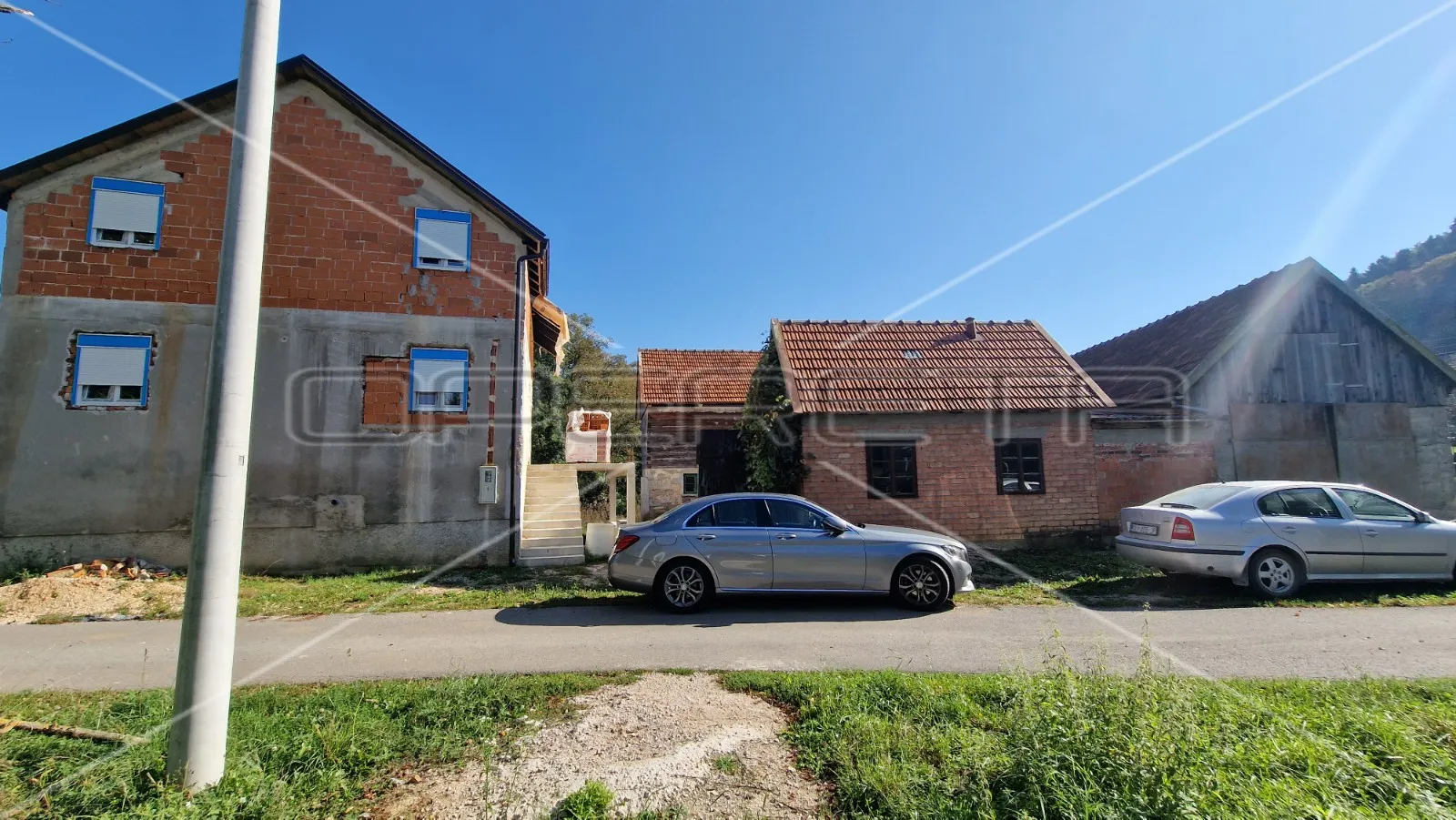Seosko imanje, kuća s 3 gospodarska objekta, okućnica, Brinje, 235 m2 - cover