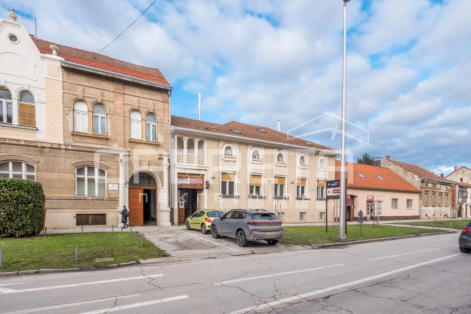 Vrhunska poslovna zgrada u samom centru grada sa noćnim klubom - cover