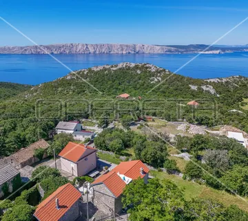 Kamena kuća s velikom terasom i pogledom na more - cover