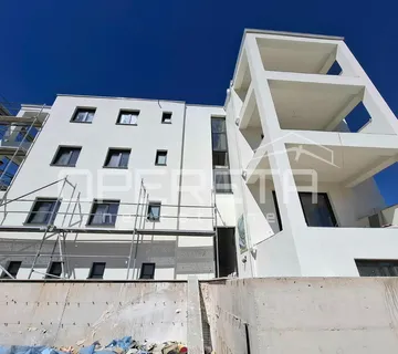 Top lokacija u Dalmaciji – Rogoznica, 70m od mora, useljenje ljeto 2025! - cover