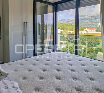 Moderan stan s galerijom, vrtom i parkingom, Korčula