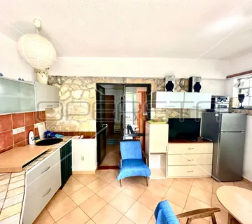 Kuća s konobom i prostranim dvorištem u Murteru, 80,57 m2 - cover