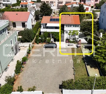 Novalja – Dvojna kuća s 2 trosobna apartmana i dvorištem