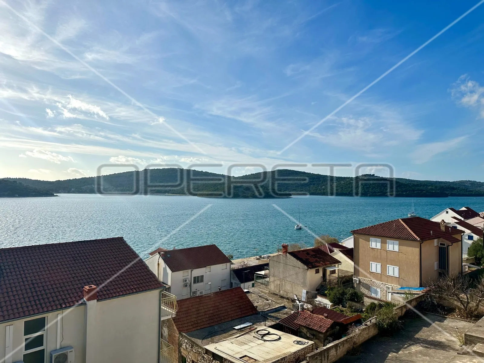 Kuća na 80 m od mora sa 6 stanova, Tisno, 350 m2 - cover