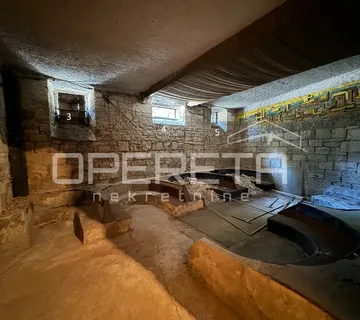Prostor (141.4m2) za adaptaciju, mogućnost više stambenih jedinica u srcu Pule - cover
