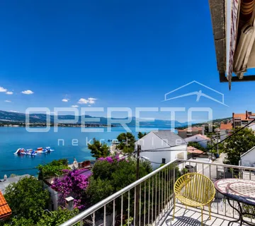 Trogir – 2S stan s pogledom na more, terasama i parkingom