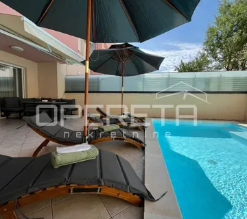 Elegantan stan s privatnim bazenom u blizini centra Makarske - cover