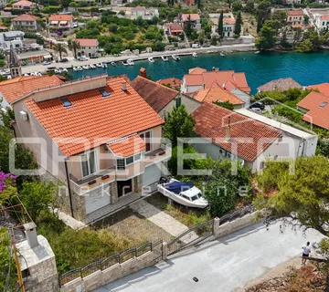 Kuća u Splitskoj na Braču, spoj prirode, komfora i pogleda na more - cover