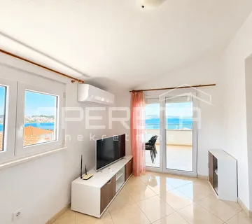 Dvosoban stan s pogledom na more,72m2,500m od plaže - Okrug Gornji, Okrug