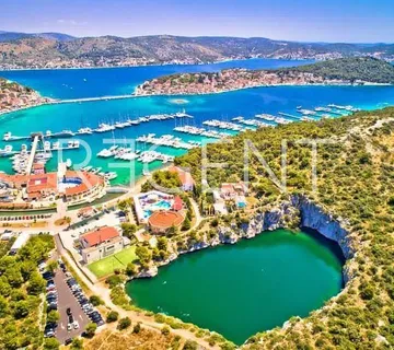 Rogoznica – Luksuzan stan drugi red od mora 68 m², novogradnja - cover